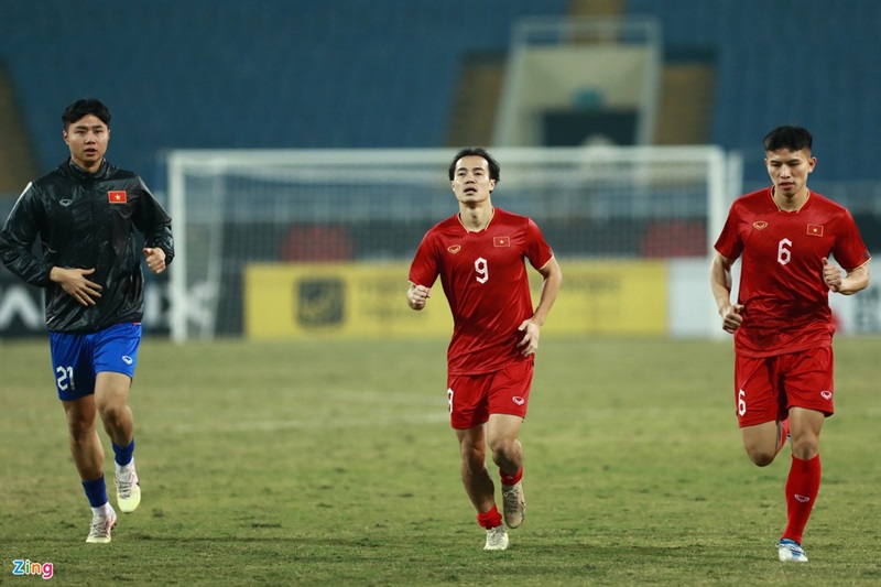 Các cầu thủ dự bị tập duy trì thể lực sau khi trận đấu với Myanmar kết thúc.
