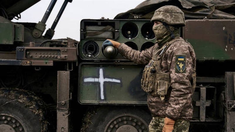 Binh sỹ Ukraine vận hành pháo CAESAR ở Donbass. Ảnh: AP
