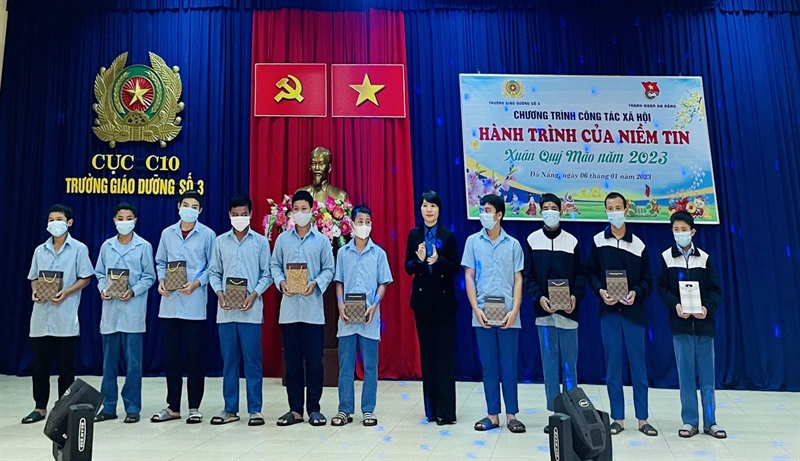 Chị Nguyễn Thị Anh Thảo – Phó Bí thư Thành đoàn Đà Nẵng tặng quà cho học sinh tiến bộ tại Trường Giáo dưỡng số 3.