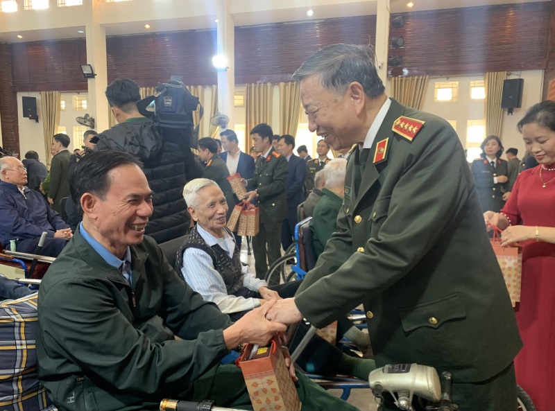 Đại tướng, Bộ trưởng Bộ Công an Tô Lâm ân cần thăm hỏi, tặng quà các đồng chí thương binh tại Trung tâm điều dưỡng thương binh Thuận Thành.