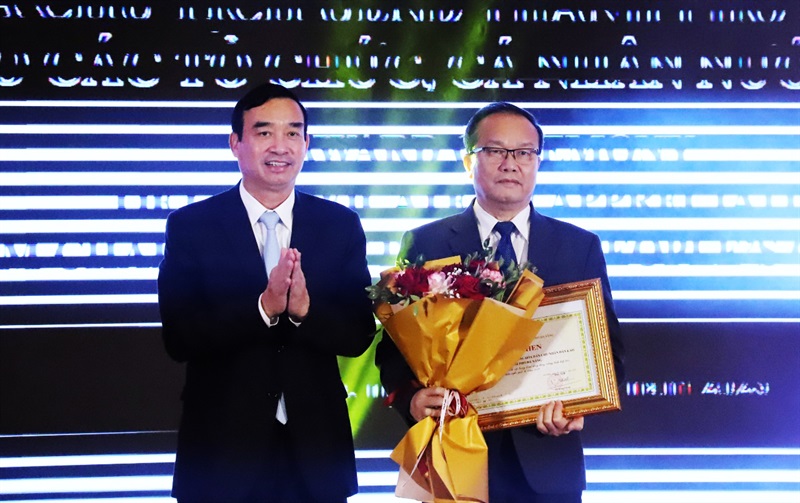 Chủ tịch UBMTTQVN TP Đà Nẵng Ngô Xuân Thắng trao Bằng khen của Chủ tịch UBND TP cho các cá nhân nước ngoài.