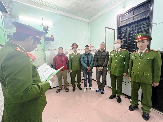 Lực lượng Công an đọc lệnh bắt giữ 2 đối tượng Lý Đức Lâm và Lê Tuấn Anh.