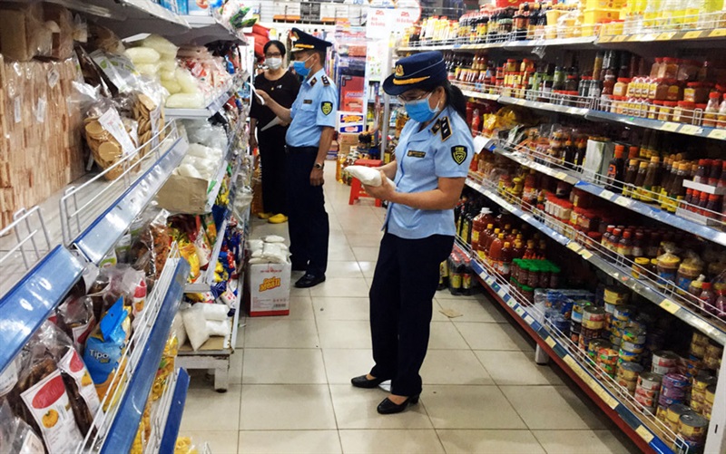 Cơ quan chức năng kiểm tra việc niêm yết giá bán hàng hóa tại một siêu thị trên địa bàn TP Đà Nẵng.