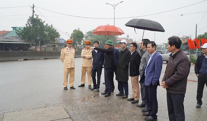 Phó Chủ tịch UBND tỉnh Hoàng Hải Minh kiểm tra về tình hình công tác bảo đảm trật tự, an toàn giao thông tại thị xã Hương Trà.