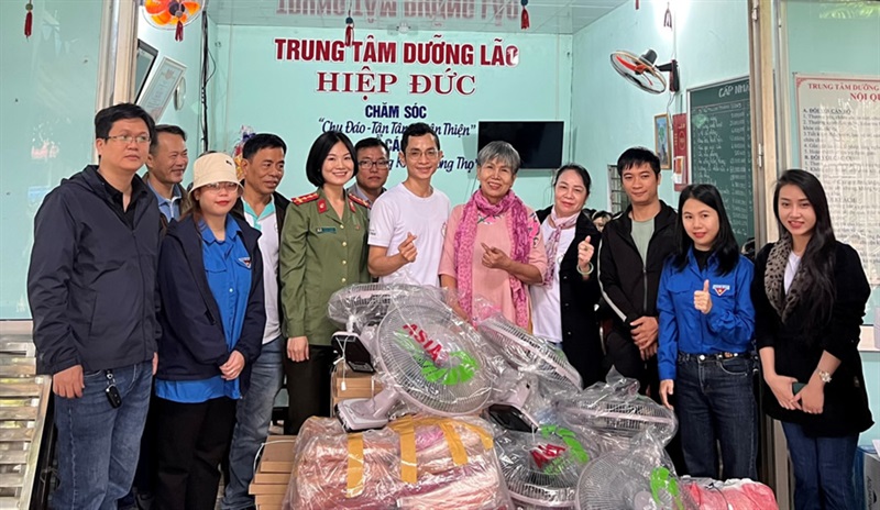 Thượng tọa Thích Thông Đạo, Trú trì chùa Bà Đa và đại diện Ban từ thiện GHPGVN TP Đà Nẵng trao quà cho bà con nghèo tại Thị trấn Hà Lam.
