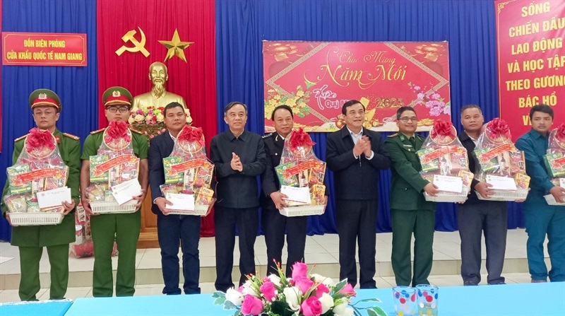 Lãnh đạo tỉnh Quảng Nam tặng quà cho lực lượng vũ trang và các đơn vị đóng chân tại khu vực biên giới.