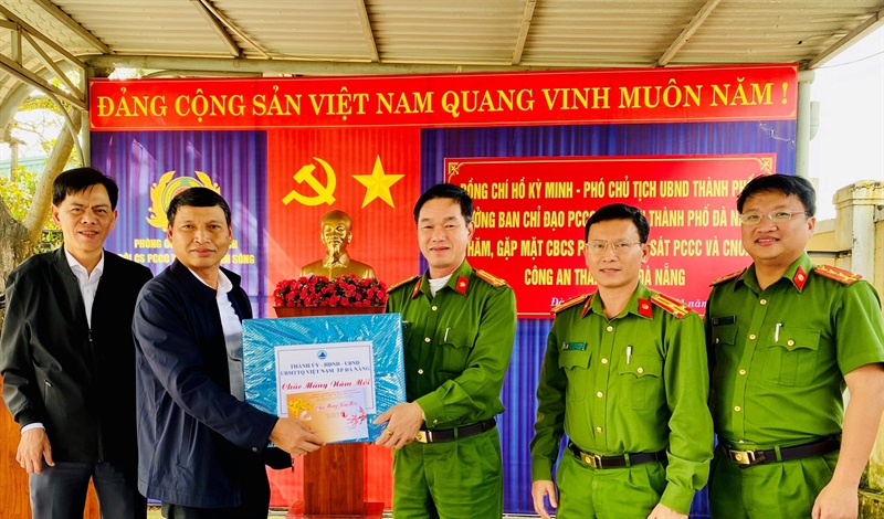 Phó Chủ tịch thường trực UBND TP Hồ Kỳ Minh tặng quà CBCS Đội Cảnh sát PCCC và CNCH trên sông.