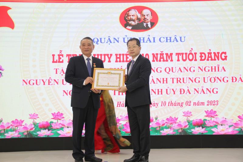 Lãnh đạo quận Hải Châu chụp ảnh lưu niệm với đồng chí Trương Quang Nghĩa tại buổi lễ