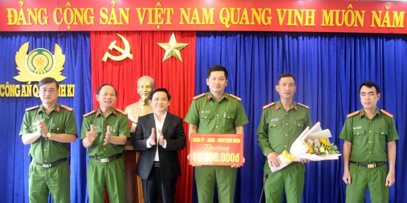 Chủ tịch UBND Q.Thanh Khê Hồ Thuyên trao thưởng cho Đội CSMT Công an quận Thanh Khê.