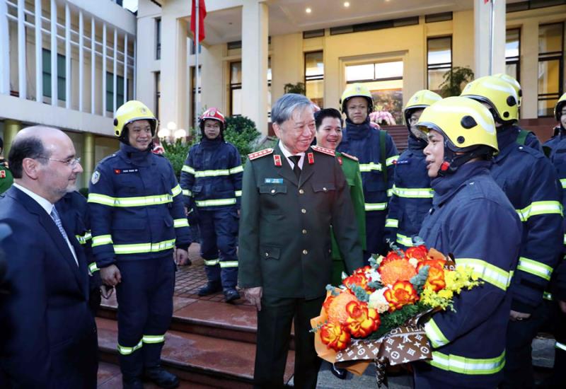 Đại tướng Tô Lâm - Bộ trưởng Bộ Công an thăm hỏi và động viên cán bộ, chiến sĩ Đoàn công tác Bộ Công an đi cứu nạn, cứu hộ tại Thổ Nhĩ Kỳ.