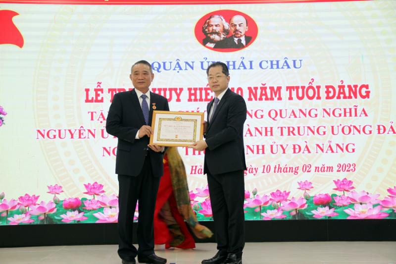 Bí thư Thành ủy Đà Nẵng Nguyễn Văn Quảng trao Huy hiệu 40 năm tuổi Đảng cho đồng chí Trương Quang Nghĩa.