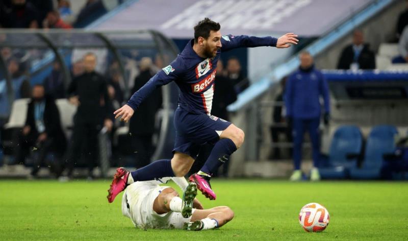 Messi bị chấn thương trong trận PSG thua Marseille.