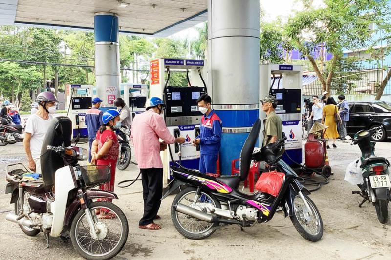 Khách hàng đổ xăng tại 1 cơ sở kinh doanh xăng dầu trên địa bàn TP Đà Nẵng.