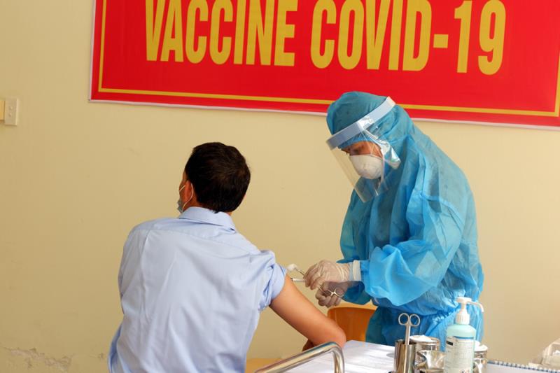 Lực lượng tuyến đầu chống dịch của Đà Nẵng tiêm vaccine phòng chống COVID-19 (ảnh: minh họa)