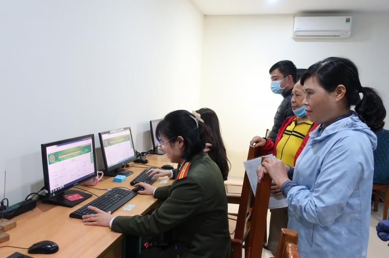Cán bộ Phòng Quản lý xuất nhập cảnh Công an tỉnh Thanh Hóa hướng dẫn người dân khai báo hồ sơ trực tuyến.