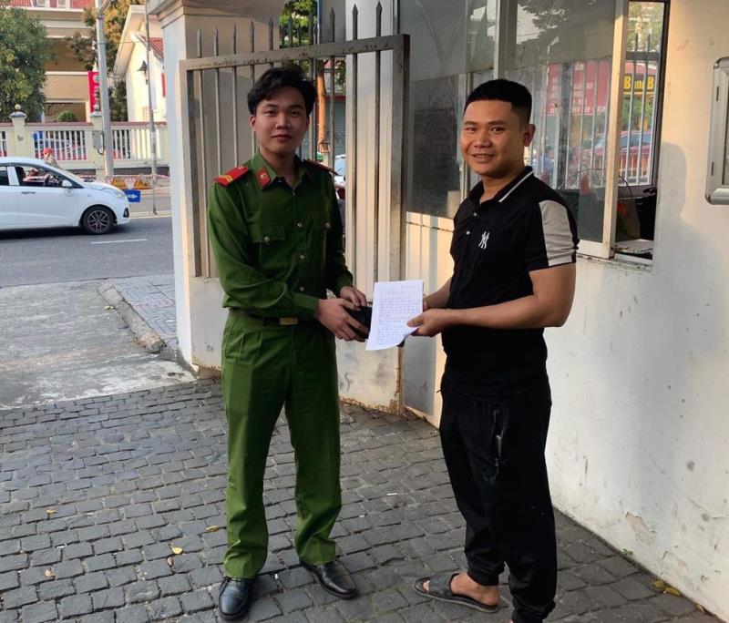 Hạ sỹ Mai Hồng Liêm trao trả tài sản cho người đánh mất