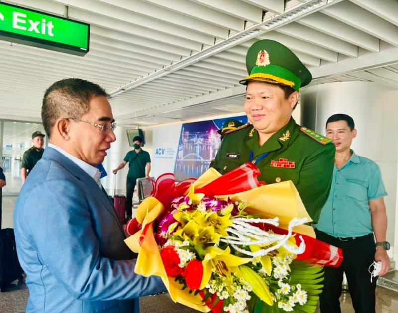 Lãnh đạo Bộ chỉ huy Bộ đội Biên phòng Đà Nẵng tặng hoa chào đón Đại tướng Kirth Chantharith.