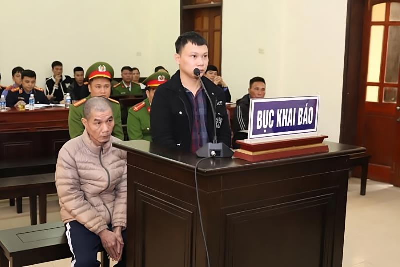 Hai bị cáo Nguyễn Viết Hưng và Nguyễn Minh Đồng tại phiên tòa.
