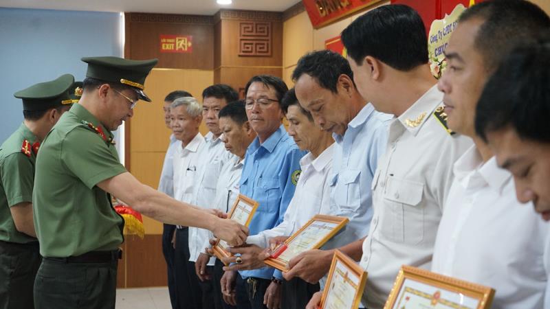 Thượng tá Nguyễn Đại Đồng tặng Giấy khen của Giám đốc Công an TP Đà Nẵng cho các tập thể, cá nhân có thành tích trong xây dựng phong trào.