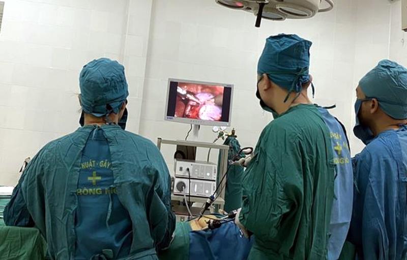 Thạc sĩ, bác sĩ Nguyễn Hải Đăng thăm khám sản phụ sau phẫu thuật nội soi tháo xoắn phần phụ do khối u buồng trứng lớn. Ảnh: NVCC