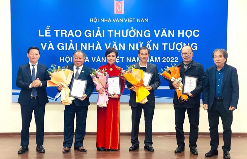 Hội Nhà Văn Việt Nam trao giải thưởng Văn học năm 2022 cho các tác giả có tác phẩm xuất sắc. Ảnh: TTXVN