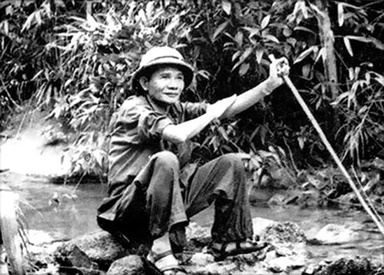 Đồng chí Hồ Nghinh, Bí thư Tỉnh ủy Quảng Nam - Đà Nẵng tiếp nhận ngọn đuốc Bác Hồ tại đèo Hải Vân ngày 24-2-1980 (ảnh tư liệu).