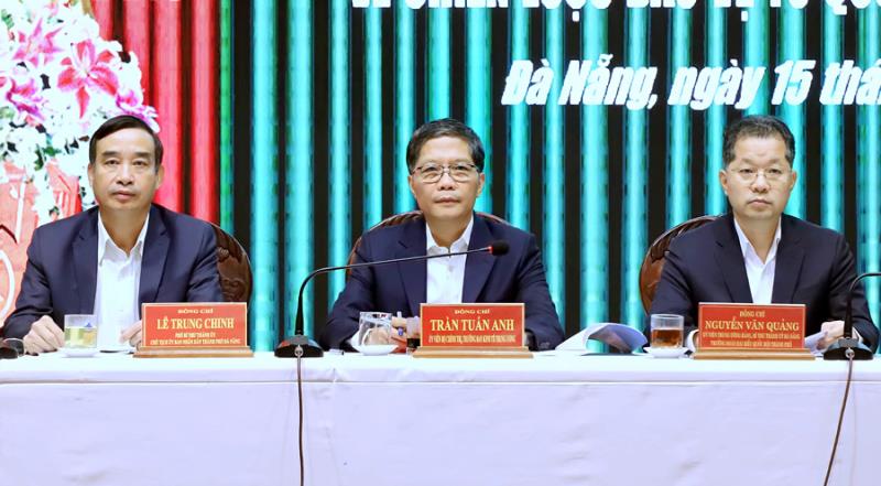 Trưởng ban Kinh tế Trung ương Trần Tuấn Anh (giữa), Bí thư Thành ủy Nguyễn Văn Quảng (bên phải) và Chủ tịch UBND thành phố Lê Trung Chinh đồng chủ trì hội nghị.