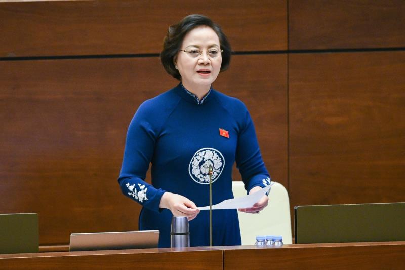 Bộ trưởng Nội vụ Phạm Thị Thanh Trà trả lời chất vấn tại một cuộc họp Quốc hội.