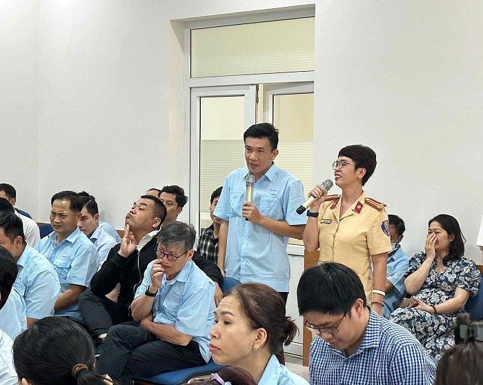 Cán bộ Đội Cảnh sát giao thông- Trật tự Công an quận Hải Châu giải đáp kiến thức pháp luật về an toàn giao thông cho cán bộ, nhân viên CPCEME