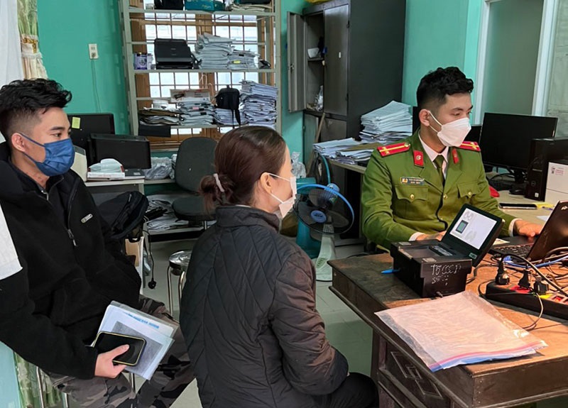 Công an huyện miền núi Nam Đông tiếp nhận, làm thủ tục cấp căn cước công dân cho lao động ở xa về quê đón Tết.