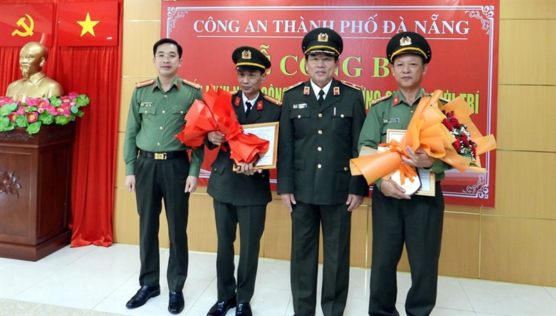 Thiếu tướng Vũ Xuân Viên và Thượng tá Nguyễn Đại Đồng tặng hoa Đại tá Đỗ Thảng và Thượng tá Võ Hồng Chương.