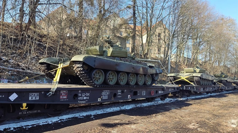 Cộng hòa Czech gửi xe tăng T-72 và xe chiến đấu bộ binh BMP-1 cho Lực lượng Vũ trang Ukraine, tháng 4-2022.