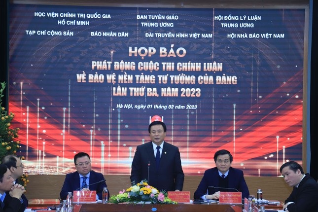 Ông Nguyễn Xuân Thắng, Ủy viên Bộ Chính trị, Giám đốc Học viện Chính trị quốc gia Hồ Chí Minh, phát biểu tại họp báo.