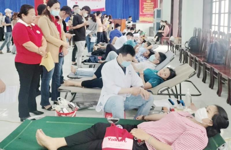 Hơn 600 tình nguyện viên tham gia Ngày hội Hiến máu tình nguyện đợt 1 tại Duy Xuyên. Ảnh: Lê Huân