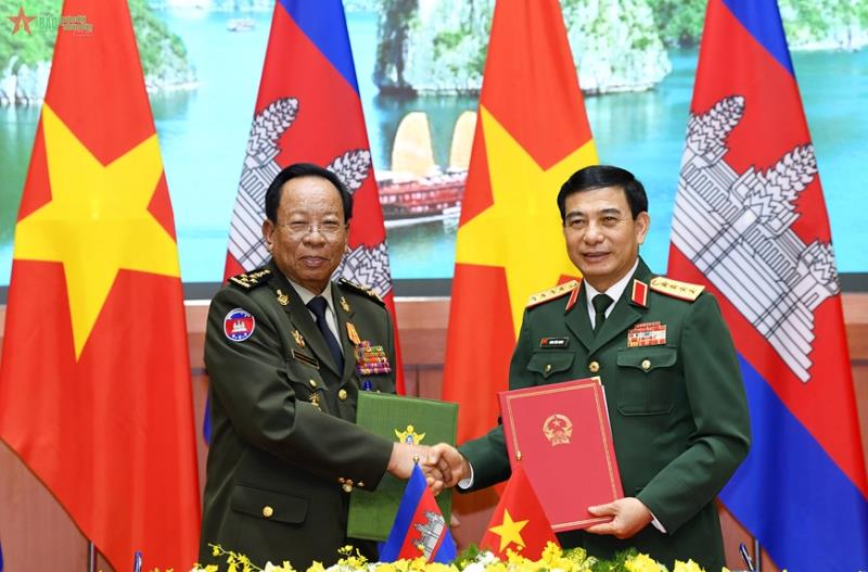 Đại tướng Phan Văn Giang và Đại tướng Tea Banh ký Kế hoạch hợp tác năm 2023.