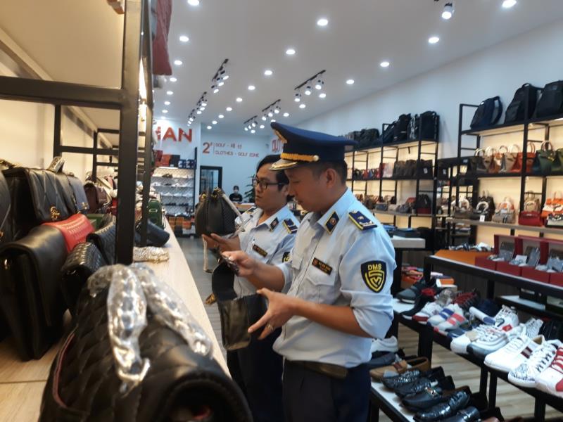 Lãnh đạo Cục QLTT Đà Nẵng quán triệt trước khi các đoàn tiến hành kiểm tra đột suất các cửa hàng kinh doanh thời trang