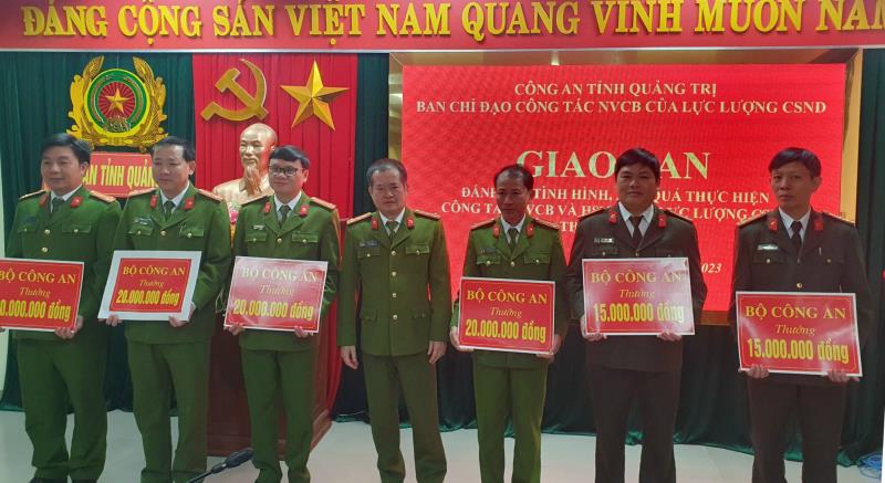 Thừa ủy nhiệm, lãnh đạo Công an tỉnh Quảng trị trao thưởng cho các đơn vị lập thành tích xuất sắc.