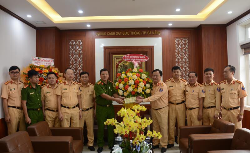 Đại tá Trần Phòng- Phó Giám đốc Công an TP Đà Nẵng tặng hoa, chúc mừng lực lượng Cảnh sát giao thông Công an TP Đà Nẵng nhân kỷ niệm ngày truyền thống.