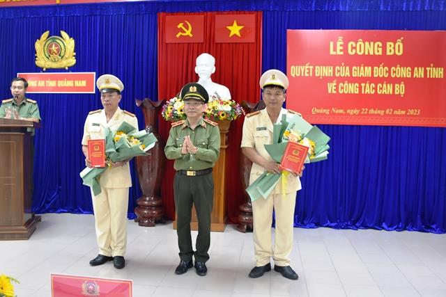 Thượng tá Hồ Song Ân - Phó Giám đốc Công an tỉnh Quảng Nam trao quyết định bổ nhiệm cho Thượng tá Nguyễn Trung Nam.
