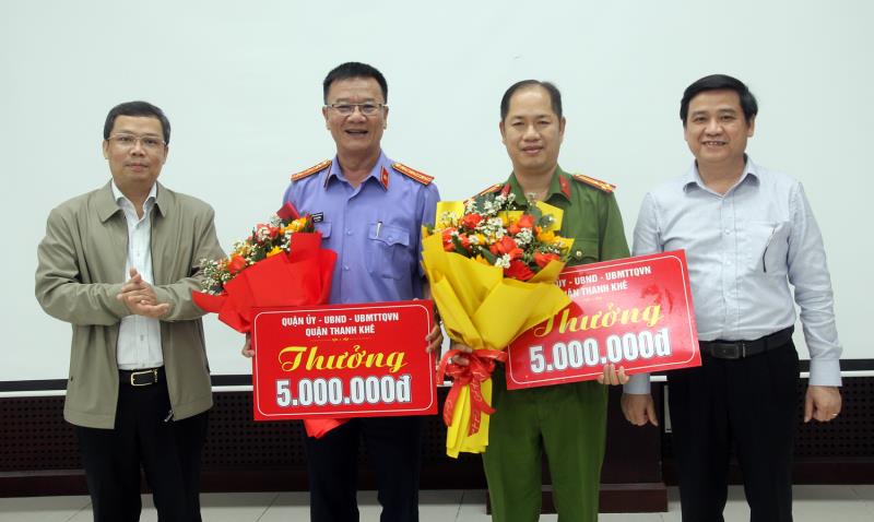 Lãnh đạo Quận ủy, UBND quận Thanh Khê trao thưởng Công an và Viện KSND quận Thanh Khê.