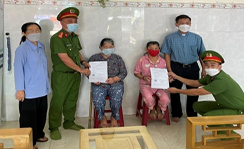 Công an phường Hòa Khánh Bắc trao kết quả đăng ký cư trú cho giáo dân tại Giáo xứ Hòa Khánh.