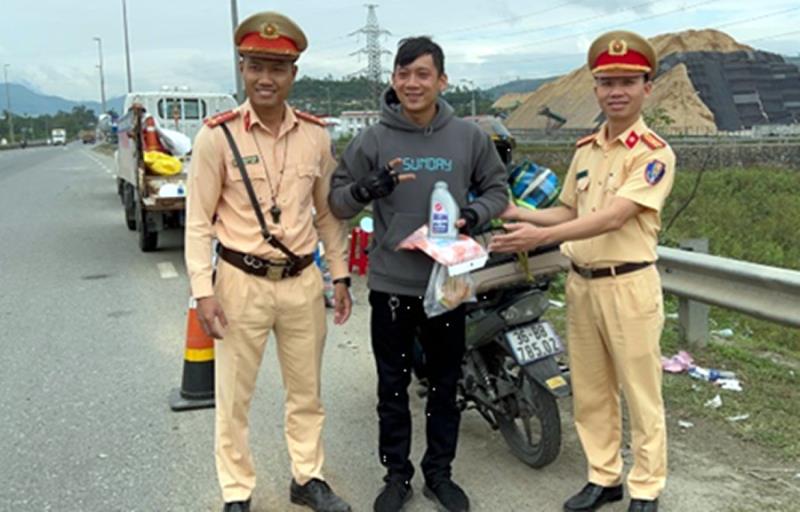 Lực lượng CSGT CATP Đà Nẵng hỗ trợ bà con trên đường về quê đón Tết Quý Mão.