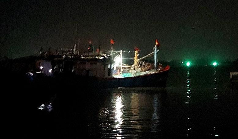 Tàu cá ứng cứu đưa ngư dân gặp nạn vào bờ an toàn.