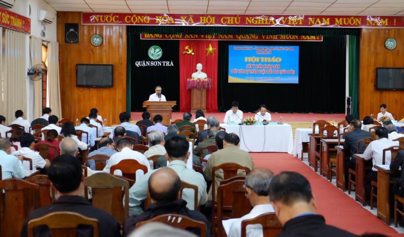 Các đại biểu trên địa bàn quận Sơn Trà tham dự hội nghị lấy ý kiến về Luật Đất đai (sửa đổi).