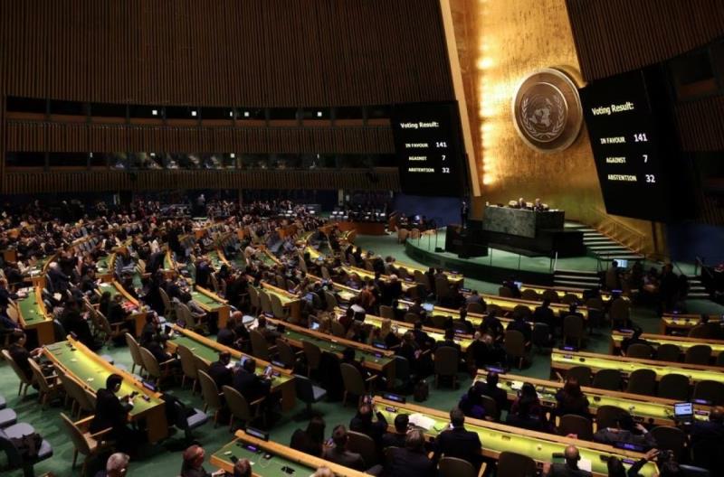 Kết quả bỏ phiếu tại Đại hội đồng Liên hợp quốc được hiển thị trên màn hình trong cuộc họp ngày 23-2. Ảnh: Reuters