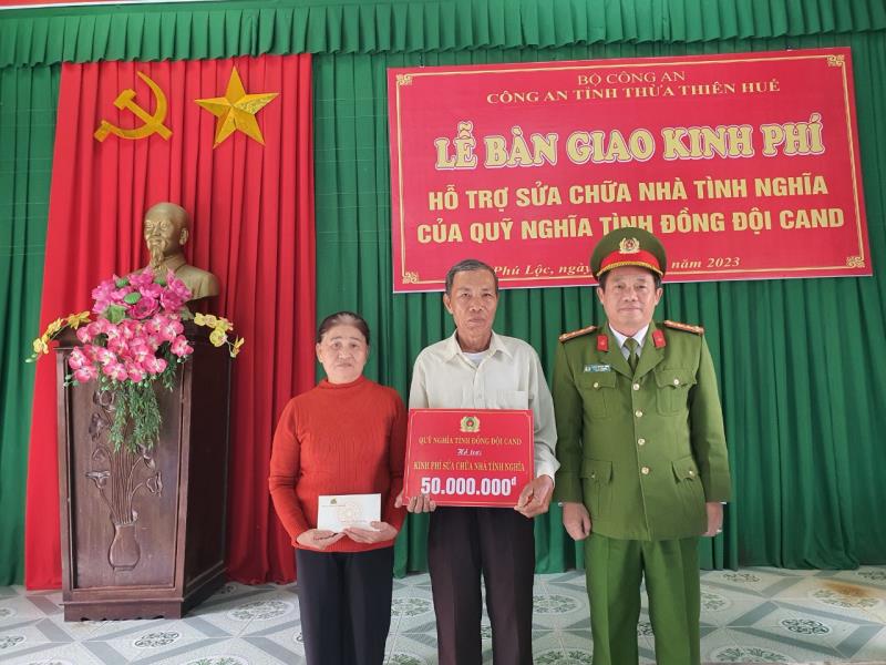 Đại tá Đặng Ngọc Sơn trao số tiền 50 triệu đồng hỗ trợ gia đình xây dựng nhà tình nghĩa nơi thờ cúng các liệt sĩ.