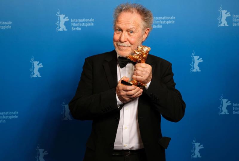 Đạo diễn Nicolas Philibert (72 tuổi), đoạt giải Gấu Vàng tại LHP Quốc tế Berlin lần thứ 73