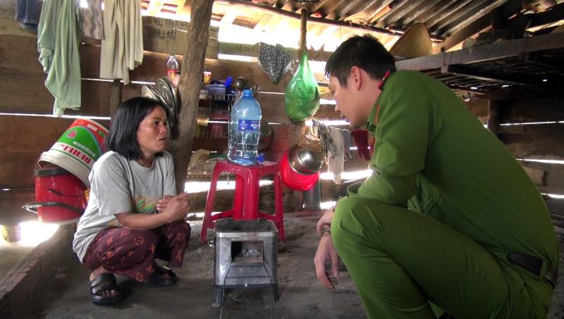 Lực lượng Công an cơ sở tại Quảng Nam tuyên truyền, hướng dẫn cho người dân vùng cao sử dụng thiết bị chữa cháy.