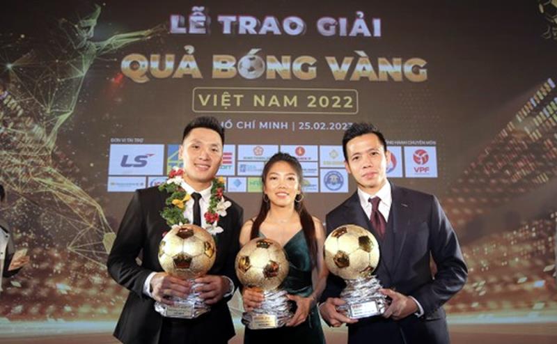 Hồ Văn Ý, Huỳnh Như và Văn Quyết nhận danh hiệu vinh dự Quả bóng vàng 2022.