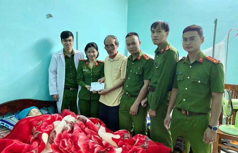 Đoàn viên 2 Chi đoàn thăm hỏi và tặng quà Mẹ VNAH Phạm Thị Hơn.